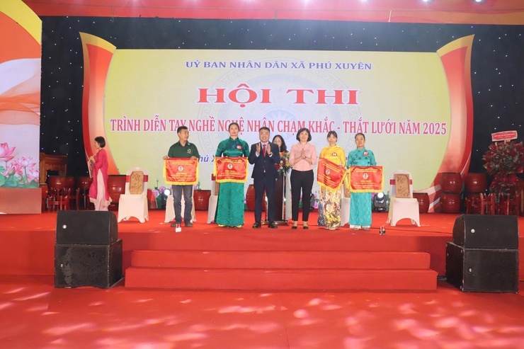 Hội thi trình diễn tay nghề nghệ nhân chạm khắc và thắt lưới năm 2025 – Tôn vinh tinh hoa làng nghề xã Phú Xuyên- Ảnh 7.