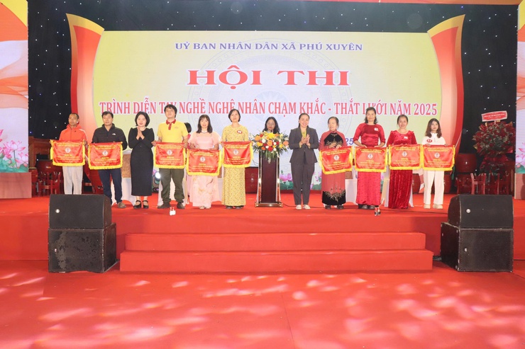 Hội thi trình diễn tay nghề nghệ nhân chạm khắc và thắt lưới năm 2025 – Tôn vinh tinh hoa làng nghề xã Phú Xuyên- Ảnh 8.