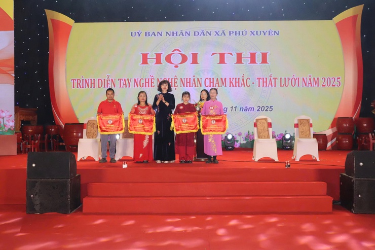 Hội thi trình diễn tay nghề nghệ nhân chạm khắc và thắt lưới năm 2025 – Tôn vinh tinh hoa làng nghề xã Phú Xuyên- Ảnh 9.