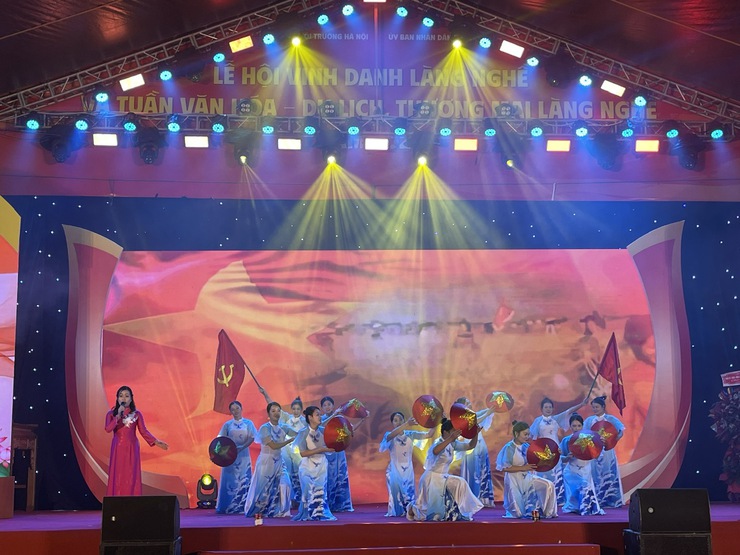 Giao lưu văn nghệ các Câu lạc bộ trong Lễ hội vinh danh làng nghề và Tuần Văn hoá – Du lịch, Thương mại làng nghề năm 2025- Ảnh 5.