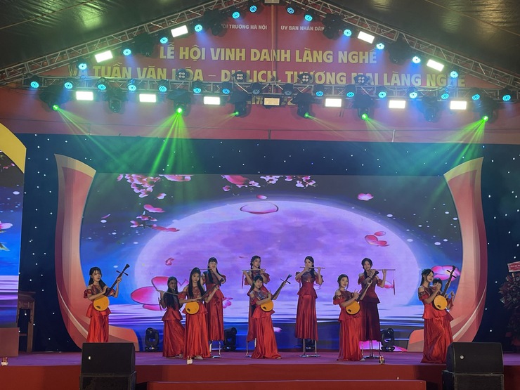 Giao lưu văn nghệ các Câu lạc bộ trong Lễ hội vinh danh làng nghề và Tuần Văn hoá – Du lịch, Thương mại làng nghề năm 2025- Ảnh 7.