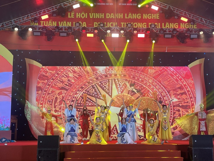 Giao lưu văn nghệ các Câu lạc bộ trong Lễ hội vinh danh làng nghề và Tuần Văn hoá – Du lịch, Thương mại làng nghề năm 2025- Ảnh 3.