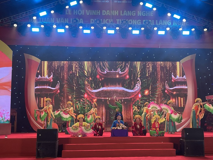 Giao lưu văn nghệ các Câu lạc bộ trong Lễ hội vinh danh làng nghề và Tuần Văn hoá – Du lịch, Thương mại làng nghề năm 2025- Ảnh 8.