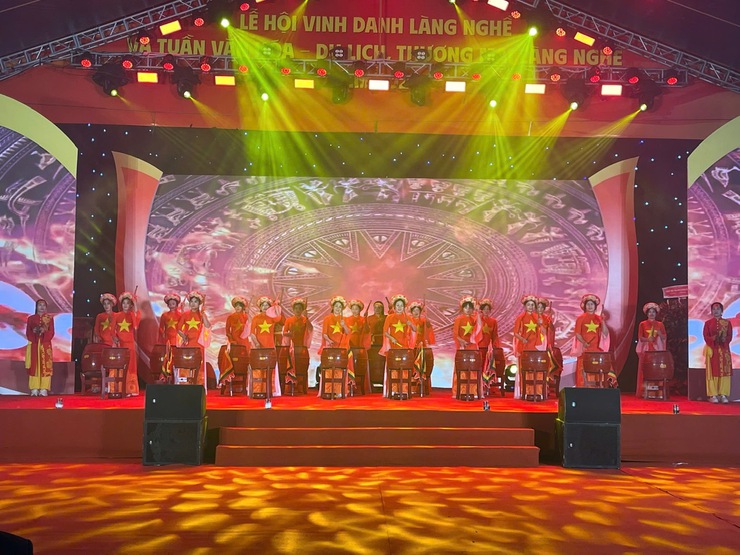 Giao lưu văn nghệ các Câu lạc bộ trong Lễ hội vinh danh làng nghề và Tuần Văn hoá – Du lịch, Thương mại làng nghề năm 2025- Ảnh 1.