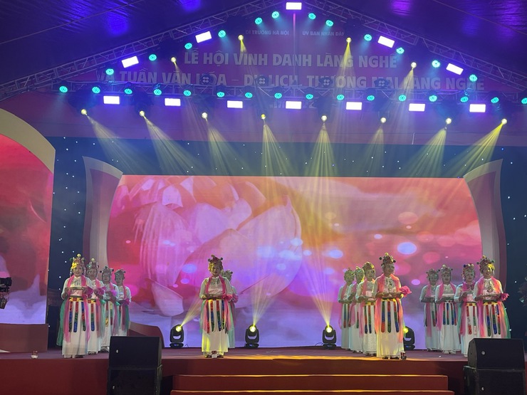Giao lưu văn nghệ các Câu lạc bộ trong Lễ hội vinh danh làng nghề và Tuần Văn hoá – Du lịch, Thương mại làng nghề năm 2025- Ảnh 2.