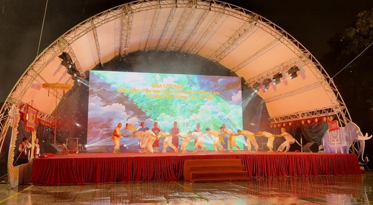 Phường Việt Hưng tham gia Chương trình biểu diễn bảo tồn và phát huy nghệ thuật Múa cổ truyền Thăng Long - Hà Nội- Ảnh 3.