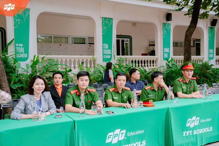 TĂNG CƯỜNG PHỐI HỢP GIỮA NHÀ TRƯỜNG VÀ CÔNG AN PHƯỜNG XUÂN PHƯƠNG TRONG CÔNG TÁC GIÁO DỤC PHÁP LUẬT & AN TOÀN GIAO THÔNG- Ảnh 2.