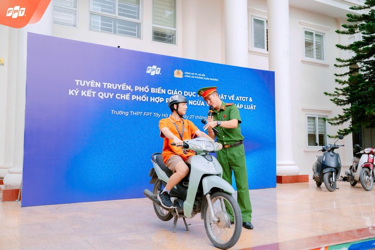 TĂNG CƯỜNG PHỐI HỢP GIỮA NHÀ TRƯỜNG VÀ CÔNG AN PHƯỜNG XUÂN PHƯƠNG TRONG CÔNG TÁC GIÁO DỤC PHÁP LUẬT & AN TOÀN GIAO THÔNG- Ảnh 3.