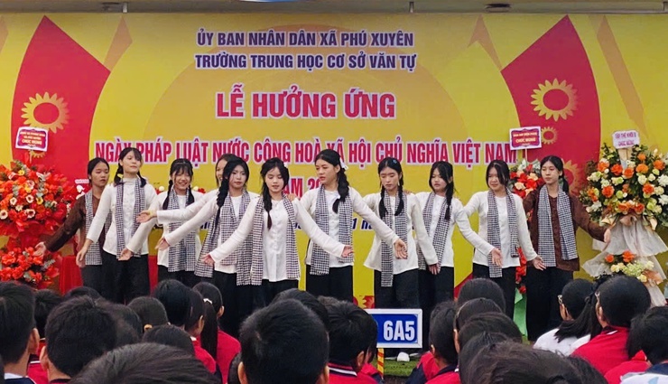 Xã Phú Xuyên tổ chức lễ phát động hưởng ứng 
“Ngày Pháp luật nước Cộng hòa xã hội chủ nghĩa Việt Nam năm 2025” 
- Ảnh 6.