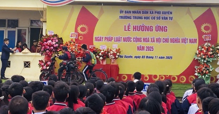 Xã Phú Xuyên tổ chức lễ phát động hưởng ứng 
“Ngày Pháp luật nước Cộng hòa xã hội chủ nghĩa Việt Nam năm 2025” 
- Ảnh 13.