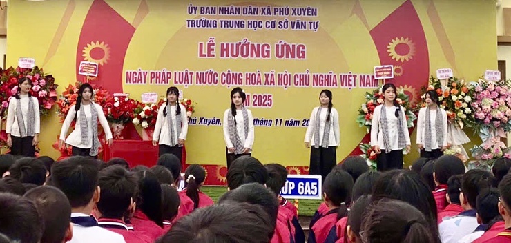 Xã Phú Xuyên tổ chức lễ phát động hưởng ứng 
“Ngày Pháp luật nước Cộng hòa xã hội chủ nghĩa Việt Nam năm 2025” 
- Ảnh 10.