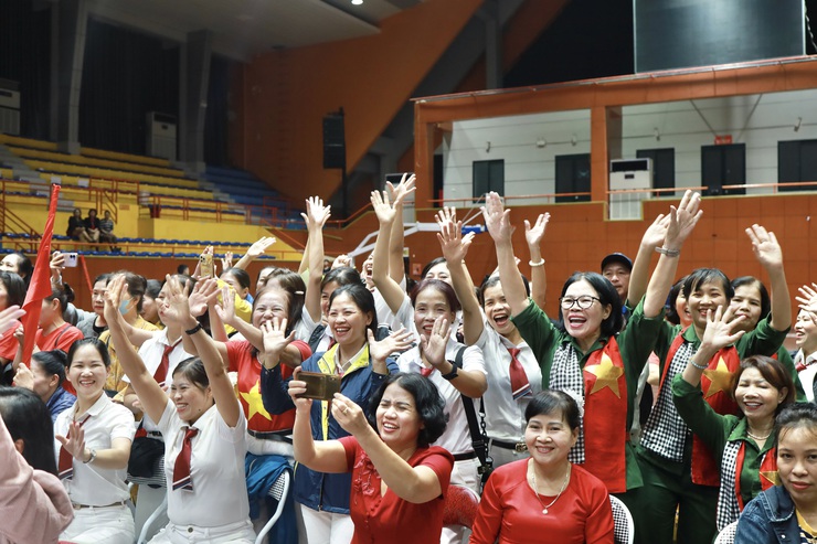 17 đội thi tỏa sáng tại Liên hoan Dân vũ “Vũ điệu quê hương”
- Ảnh 2.