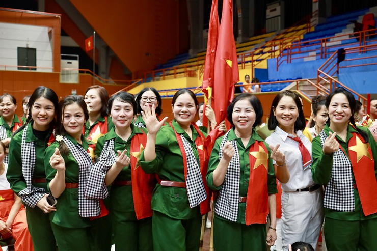 17 đội thi tỏa sáng tại Liên hoan Dân vũ “Vũ điệu quê hương”
- Ảnh 6.