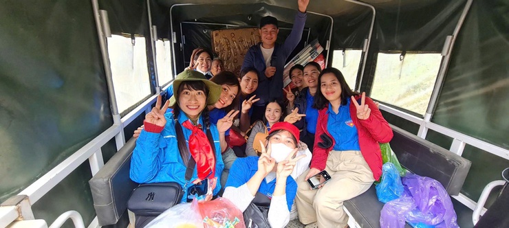 LAN TỎA YÊU THƯƠNG – THẮP SÁNG ƯỚC MƠ: CHUYẾN ĐI TÌNH NGUYỆN “VỀ VỚI BẢN ĐOÀN KẾT – MƯỜNG BANG” CỦA TRƯỜNG TIỂU HỌC CẨM LĨNH- Ảnh 1.