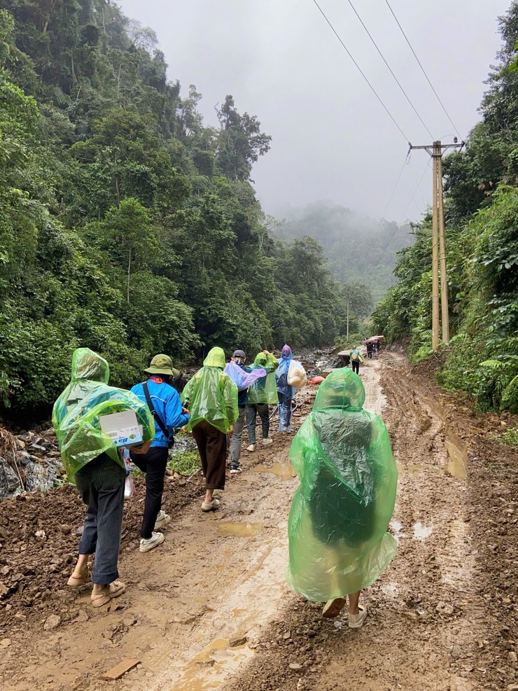 LAN TỎA YÊU THƯƠNG – THẮP SÁNG ƯỚC MƠ: CHUYẾN ĐI TÌNH NGUYỆN “VỀ VỚI BẢN ĐOÀN KẾT – MƯỜNG BANG” CỦA TRƯỜNG TIỂU HỌC CẨM LĨNH- Ảnh 2.