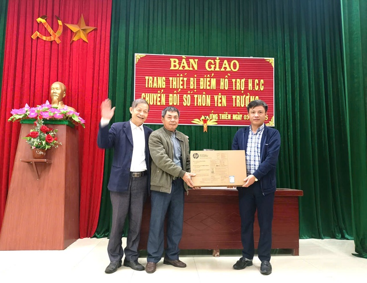 Xã Ứng Thiên hoàn thành trao tặng thiết bị chuyển đổi số cộng đồng cho 10 thôn trên địa bàn xã- Ảnh 2.