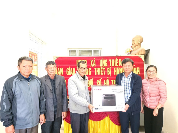 Xã Ứng Thiên hoàn thành trao tặng thiết bị chuyển đổi số cộng đồng cho 10 thôn trên địa bàn xã- Ảnh 1.