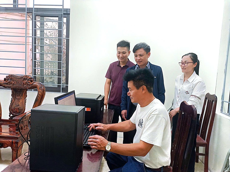 Xã Ứng Thiên hoàn thành trao tặng thiết bị chuyển đổi số cộng đồng cho 10 thôn trên địa bàn xã- Ảnh 7.