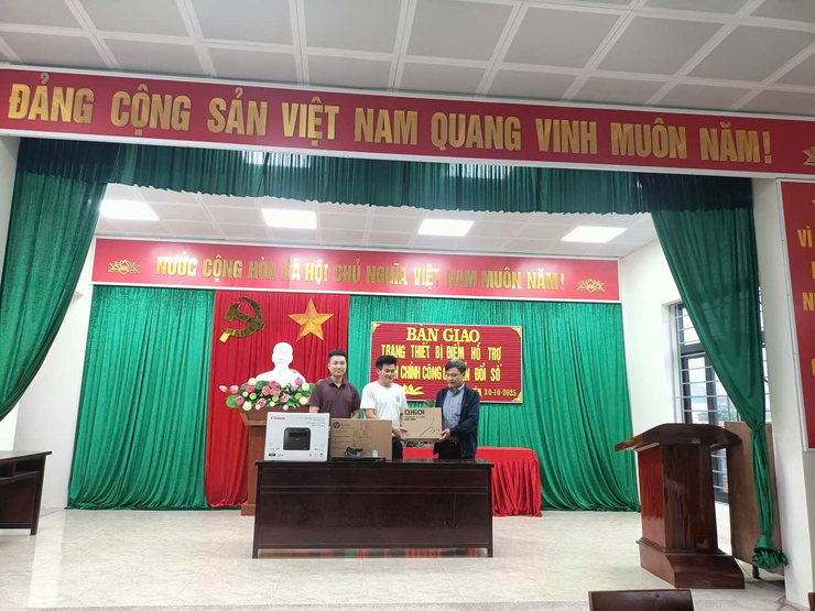 Xã Ứng Thiên hoàn thành trao tặng thiết bị chuyển đổi số cộng đồng cho 10 thôn trên địa bàn xã- Ảnh 10.