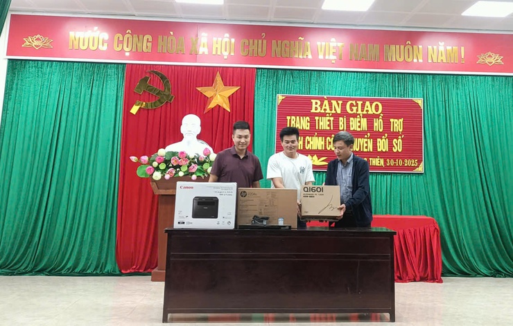 Xã Ứng Thiên hoàn thành trao tặng thiết bị chuyển đổi số cộng đồng cho 10 thôn trên địa bàn xã- Ảnh 9.