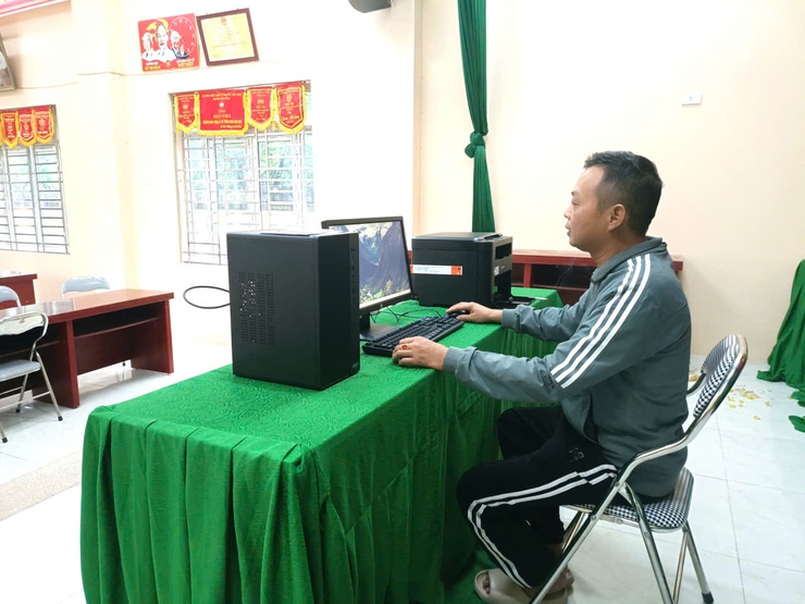 Xã Ứng Thiên hoàn thành trao tặng thiết bị chuyển đổi số cộng đồng cho 10 thôn trên địa bàn xã- Ảnh 6.