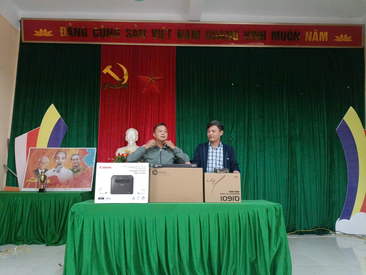 Xã Ứng Thiên hoàn thành trao tặng thiết bị chuyển đổi số cộng đồng cho 10 thôn trên địa bàn xã- Ảnh 8.