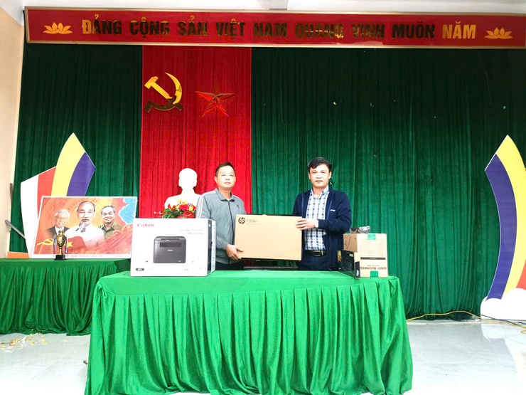 Xã Ứng Thiên hoàn thành trao tặng thiết bị chuyển đổi số cộng đồng cho 10 thôn trên địa bàn xã- Ảnh 20.