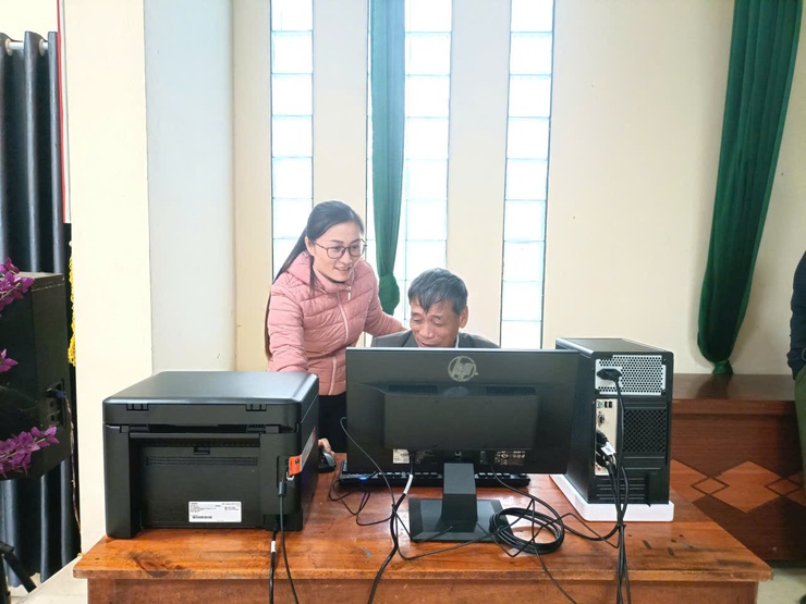 Xã Ứng Thiên hoàn thành trao tặng thiết bị chuyển đổi số cộng đồng cho 10 thôn trên địa bàn xã- Ảnh 11.