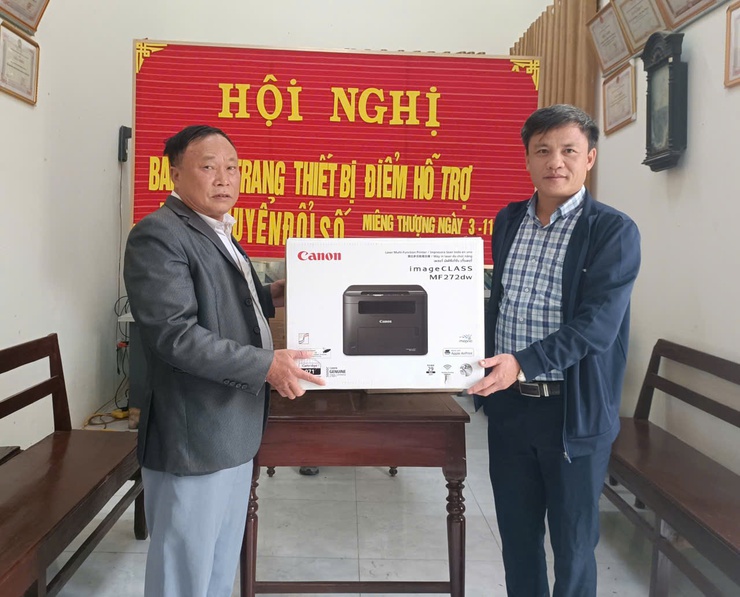 Xã Ứng Thiên hoàn thành trao tặng thiết bị chuyển đổi số cộng đồng cho 10 thôn trên địa bàn xã- Ảnh 12.