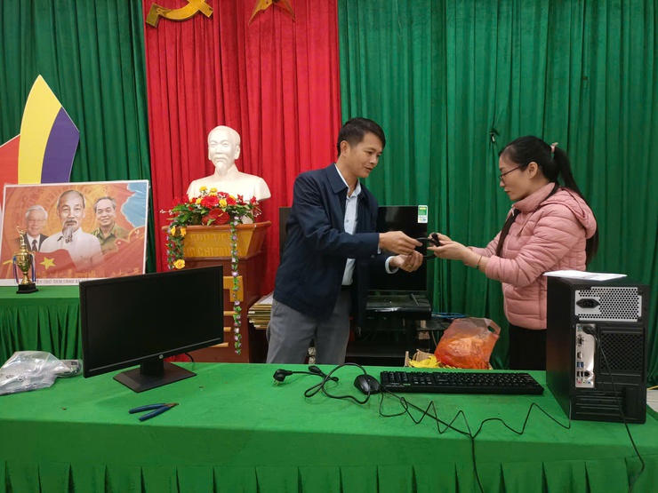 Xã Ứng Thiên hoàn thành trao tặng thiết bị chuyển đổi số cộng đồng cho 10 thôn trên địa bàn xã- Ảnh 21.