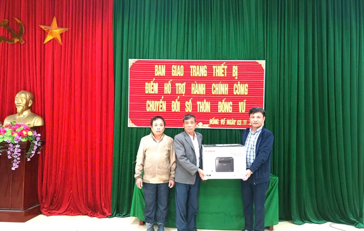 Xã Ứng Thiên hoàn thành trao tặng thiết bị chuyển đổi số cộng đồng cho 10 thôn trên địa bàn xã- Ảnh 18.