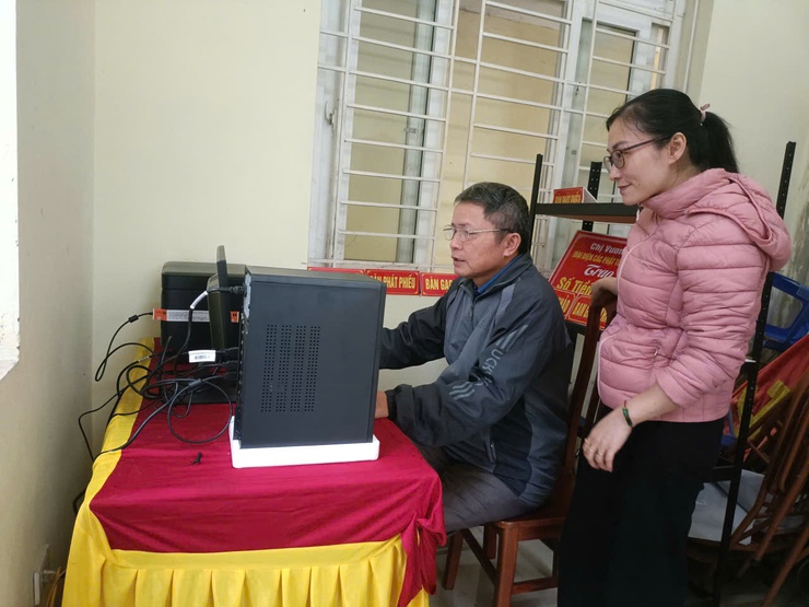 Xã Ứng Thiên hoàn thành trao tặng thiết bị chuyển đổi số cộng đồng cho 10 thôn trên địa bàn xã- Ảnh 14.