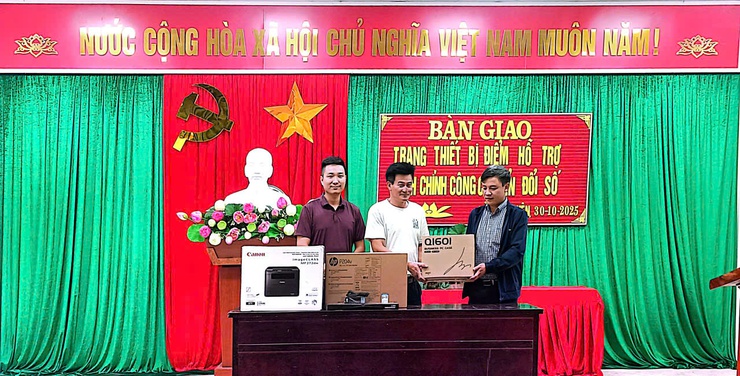 Xã Ứng Thiên hoàn thành trao tặng thiết bị chuyển đổi số cộng đồng cho 10 thôn trên địa bàn xã- Ảnh 23.