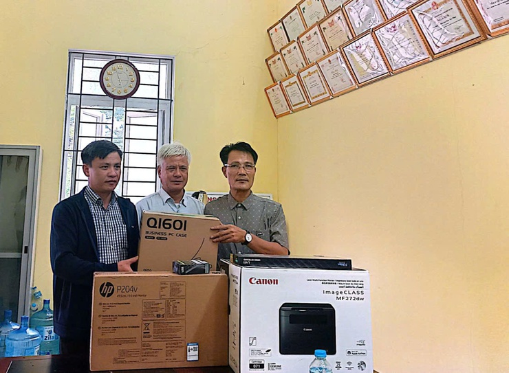 Xã Ứng Thiên hoàn thành trao tặng thiết bị chuyển đổi số cộng đồng cho 10 thôn trên địa bàn xã- Ảnh 15.