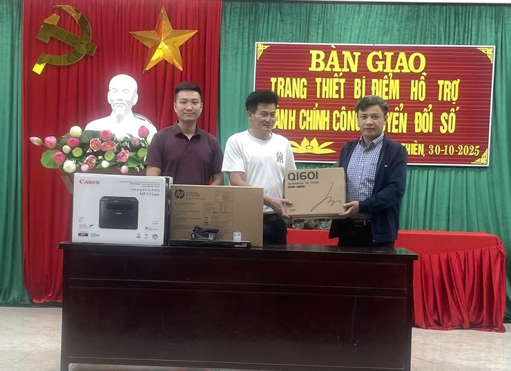 Xã Ứng Thiên hoàn thành trao tặng thiết bị chuyển đổi số cộng đồng cho 10 thôn trên địa bàn xã- Ảnh 16.