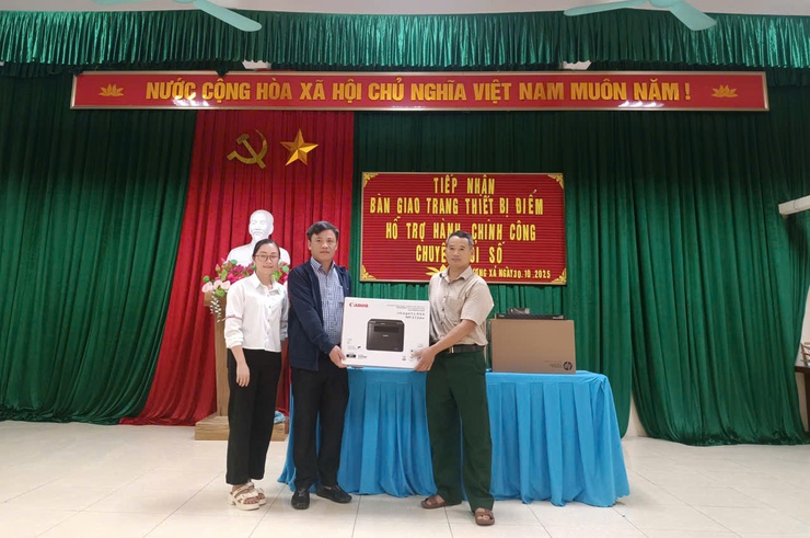 Xã Ứng Thiên hoàn thành trao tặng thiết bị chuyển đổi số cộng đồng cho 10 thôn trên địa bàn xã- Ảnh 19.