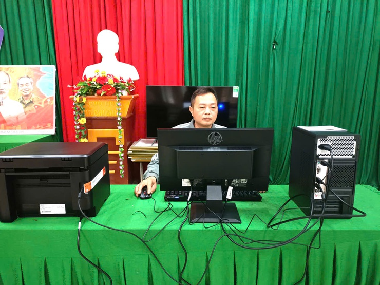 Xã Ứng Thiên hoàn thành trao tặng thiết bị chuyển đổi số cộng đồng cho 10 thôn trên địa bàn xã- Ảnh 22.