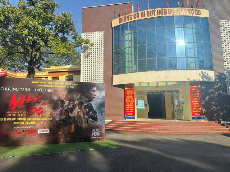CHƯƠNG TRÌNH CHIẾU PHIM MIỄN PHÍ “MƯA ĐỎ” PHỤC VỤ NHÂN DÂN XÃ DÂN HÒA – THÀNH CÔNG TỐT ĐẸP, LAN TỎA NHIỀU GIÁ TRỊ Ý NGHĨA- Ảnh 2.