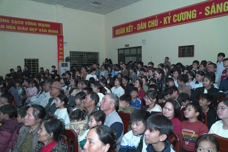 CHƯƠNG TRÌNH CHIẾU PHIM MIỄN PHÍ “MƯA ĐỎ” PHỤC VỤ NHÂN DÂN XÃ DÂN HÒA – THÀNH CÔNG TỐT ĐẸP, LAN TỎA NHIỀU GIÁ TRỊ Ý NGHĨA- Ảnh 3.