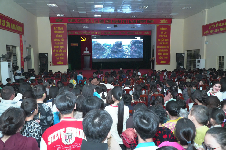 CHƯƠNG TRÌNH CHIẾU PHIM MIỄN PHÍ “MƯA ĐỎ” PHỤC VỤ NHÂN DÂN XÃ DÂN HÒA – THÀNH CÔNG TỐT ĐẸP, LAN TỎA NHIỀU GIÁ TRỊ Ý NGHĨA- Ảnh 4.