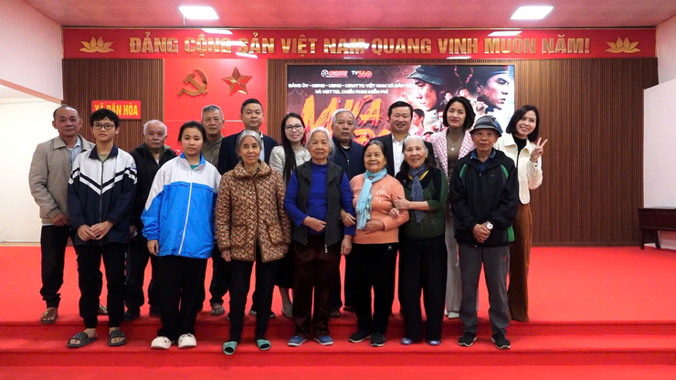 CHƯƠNG TRÌNH CHIẾU PHIM MIỄN PHÍ “MƯA ĐỎ” PHỤC VỤ NHÂN DÂN XÃ DÂN HÒA – THÀNH CÔNG TỐT ĐẸP, LAN TỎA NHIỀU GIÁ TRỊ Ý NGHĨA- Ảnh 6.