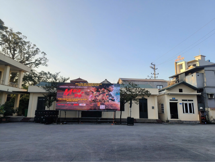 CHƯƠNG TRÌNH CHIẾU PHIM MIỄN PHÍ “MƯA ĐỎ” PHỤC VỤ NHÂN DÂN XÃ DÂN HÒA – THÀNH CÔNG TỐT ĐẸP, LAN TỎA NHIỀU GIÁ TRỊ Ý NGHĨA- Ảnh 10.