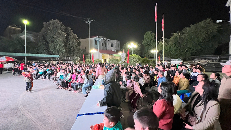 CHƯƠNG TRÌNH CHIẾU PHIM MIỄN PHÍ “MƯA ĐỎ” PHỤC VỤ NHÂN DÂN XÃ DÂN HÒA – THÀNH CÔNG TỐT ĐẸP, LAN TỎA NHIỀU GIÁ TRỊ Ý NGHĨA- Ảnh 11.