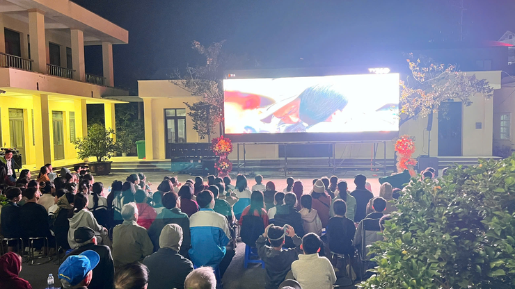 CHƯƠNG TRÌNH CHIẾU PHIM MIỄN PHÍ “MƯA ĐỎ” PHỤC VỤ NHÂN DÂN XÃ DÂN HÒA – THÀNH CÔNG TỐT ĐẸP, LAN TỎA NHIỀU GIÁ TRỊ Ý NGHĨA- Ảnh 12.