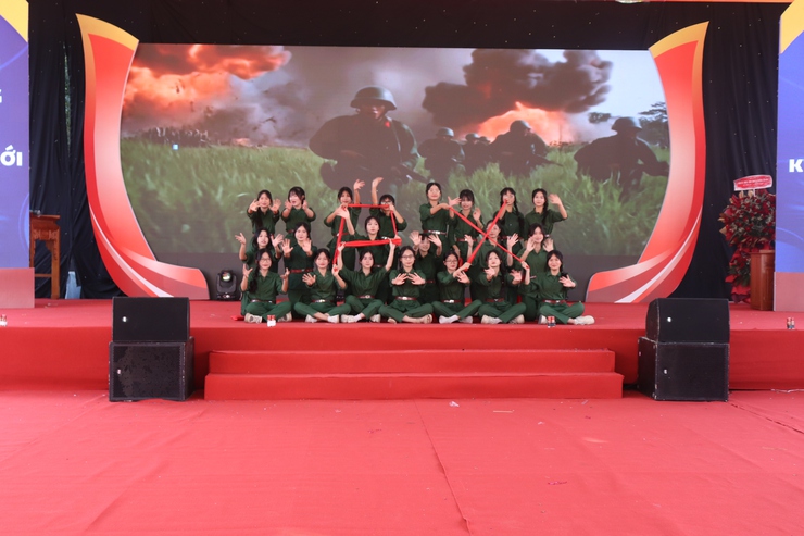 SÔI ĐỘNG – SÁNG TẠO – SẮC MÀU NGÀY HỘI TRÒ CHƠI DÂN GIAN & CHUNG KẾT HỘI THI DÂN VŨ THIẾU NHI XÃ PHÚ XUYÊN - Ảnh 3.