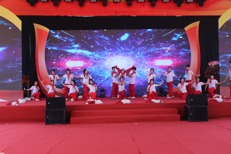 SÔI ĐỘNG – SÁNG TẠO – SẮC MÀU NGÀY HỘI TRÒ CHƠI DÂN GIAN & CHUNG KẾT HỘI THI DÂN VŨ THIẾU NHI XÃ PHÚ XUYÊN - Ảnh 4.