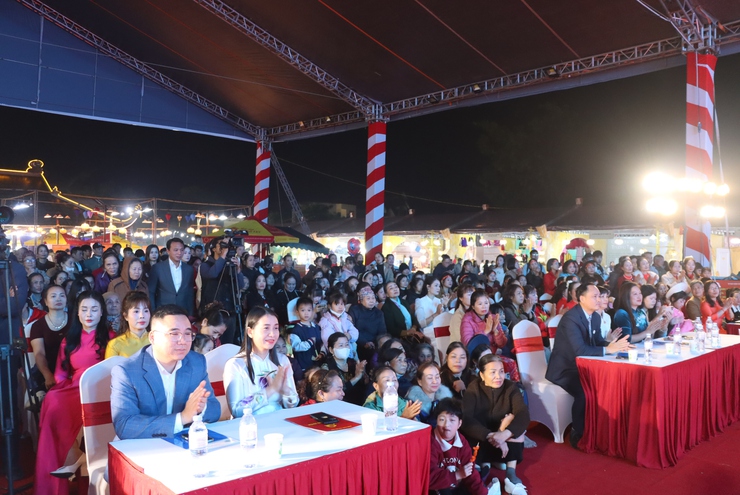 CHƯƠNG TRÌNH TRÌNH DIỄN ÁO DÀI – RỰC RỠ SẮC MÀU LỄ HỘI VINH DANH LÀNG NGHỀ XÃ PHÚ XUYÊN 2025- Ảnh 8.