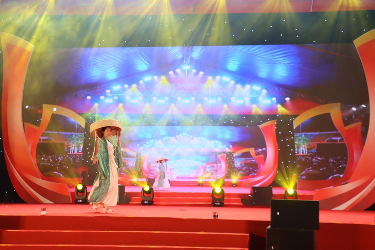 CHƯƠNG TRÌNH TRÌNH DIỄN ÁO DÀI – RỰC RỠ SẮC MÀU LỄ HỘI VINH DANH LÀNG NGHỀ XÃ PHÚ XUYÊN 2025- Ảnh 3.