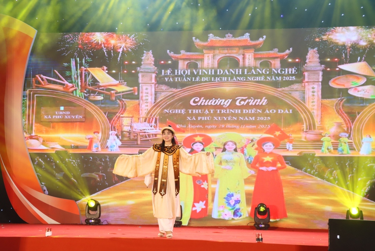 CHƯƠNG TRÌNH TRÌNH DIỄN ÁO DÀI – RỰC RỠ SẮC MÀU LỄ HỘI VINH DANH LÀNG NGHỀ XÃ PHÚ XUYÊN 2025- Ảnh 4.