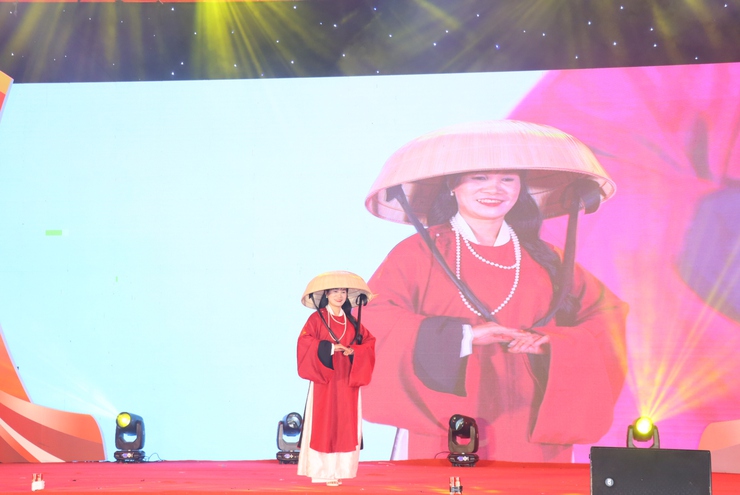 CHƯƠNG TRÌNH TRÌNH DIỄN ÁO DÀI – RỰC RỠ SẮC MÀU LỄ HỘI VINH DANH LÀNG NGHỀ XÃ PHÚ XUYÊN 2025- Ảnh 5.